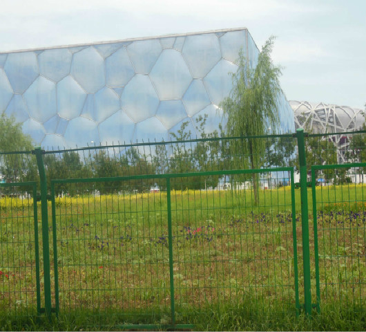 <b>影響黃岡公路護欄網價（jià）格的因素</b>